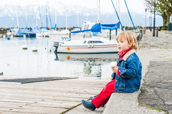 Dondurma bir limanda bir güzel erken bahar gününde yemek çok güzel yürümeye başlayan çocuk — Stok fotoğraf