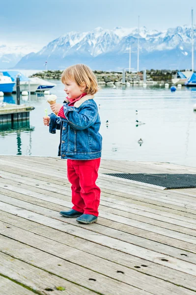 Adorabile bambino ragazzo mangiare gelato in un porto — Foto Stock