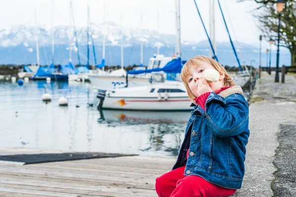 Adorable toddler boy eating ice cream in a port — Stock Photo, Image