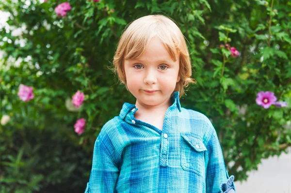 かわいい幼児男の子の屋外のポートレート — ストック写真