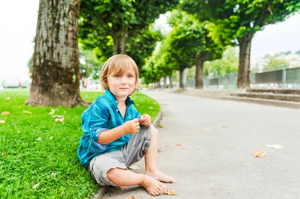 Retrato ao ar livre de um menino bonito da criança — Fotografia de Stock