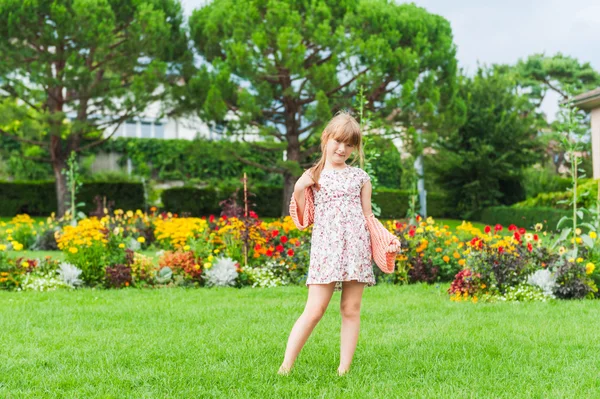 Outdoor Portret van een mooi klein meisje in een park — Stockfoto