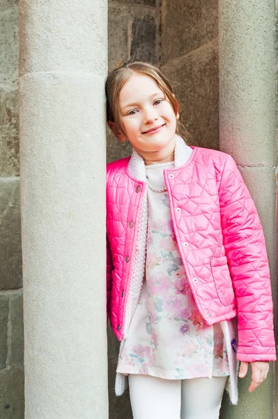 Outdoor Portret van een schattig klein meisje — Stockfoto