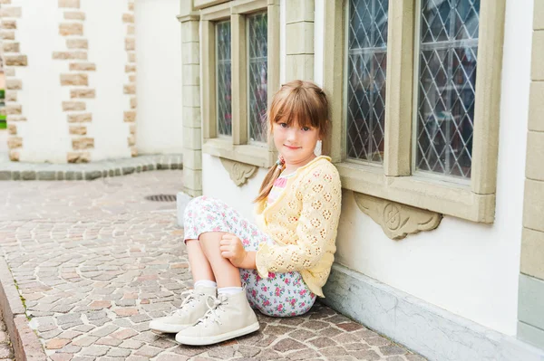 Roztomilá holčička odpočinku venku — Stock fotografie