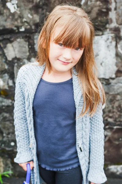 Outdoor Portret van schattig klein meisje in een stad — Stockfoto