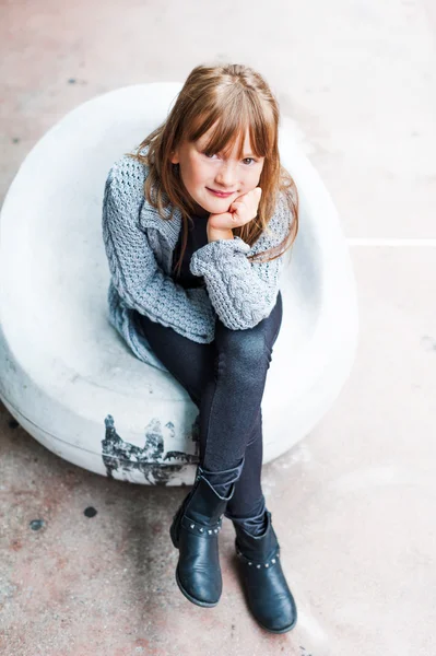Açık bir şehirde sevimli küçük kız portresi — Stok fotoğraf