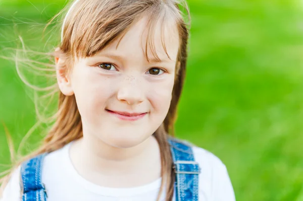 Gros plan portrait d'une jolie petite fille — Photo