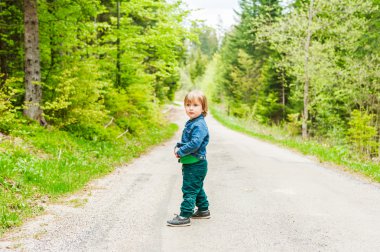 Bir ormandaki şirin yürümeye başlayan çocuk