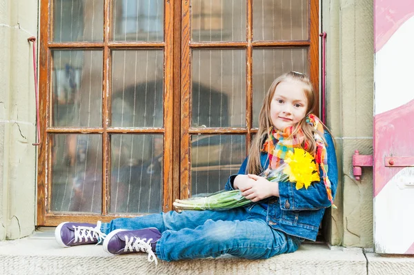 Carino bambina posa all'aperto, indossando vestiti jeans — Foto Stock