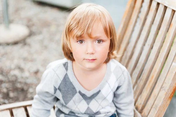 Närbild porträtt av en söt liten knatte pojke — Stockfoto