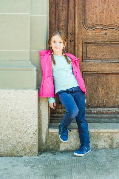 Retrato al aire libre de una linda niña en un casco antiguo — Foto de Stock