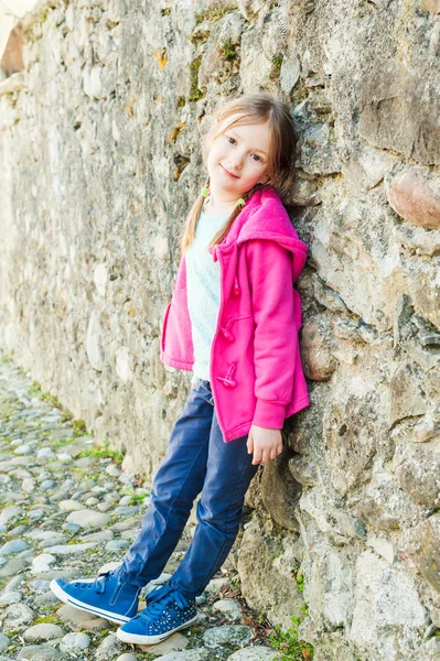 Outdoor portrait of a cute little girl in a old town — Stock Photo, Image