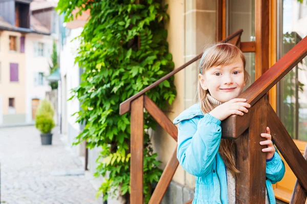 Zewnątrz portret cute dziewczynka — Zdjęcie stockowe