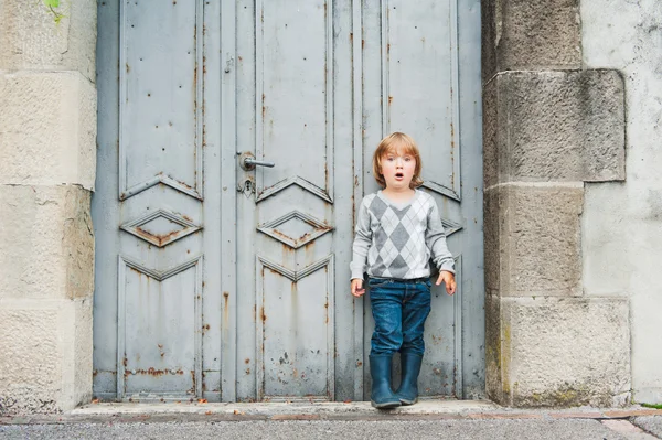 Retrato ao ar livre de um menino bonito da criança — Fotografia de Stock