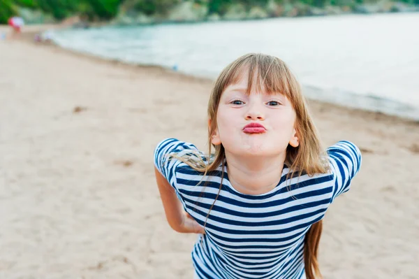 Eğleniyor bir sahilde yaz tatili sevimli küçük kız — Stok fotoğraf