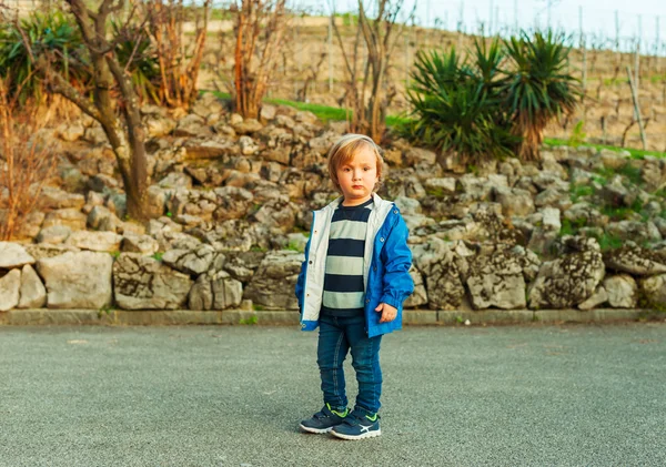 Retrato al aire libre de un niño lindo en la puesta del sol, al aire libre — Foto de Stock