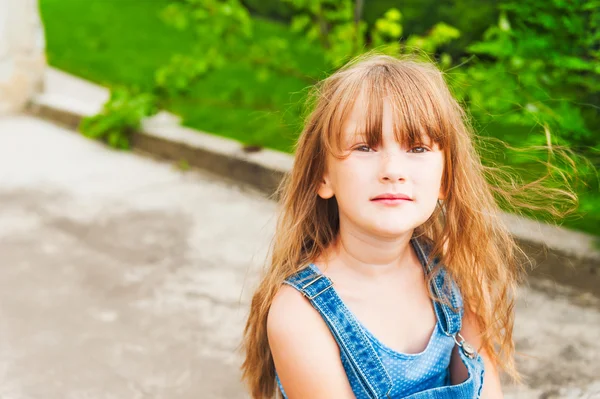 Zewnątrz portret cute dziewczynka — Zdjęcie stockowe