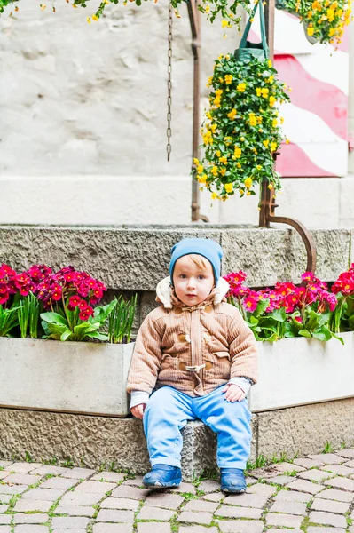Voorjaar portret van een schattige peuter jongen — Stockfoto