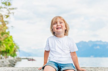 Açık havada eğleniyor şirin yürümeye başlayan çocuk