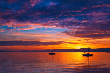 İsviçre Cenevre Gölü üzerinde güzel gün batımı