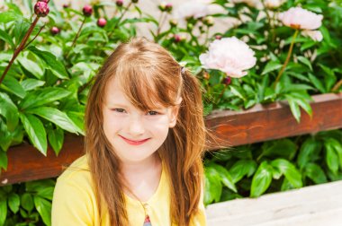 Sevimli küçük bir kız güzel güneşli bir yaz portresi