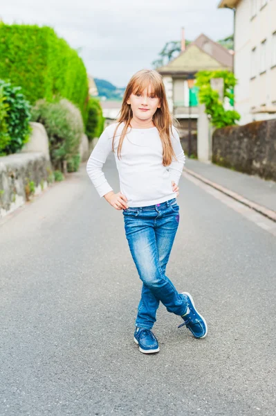 Outdoor portrait of a cute little girl — Stock Photo, Image