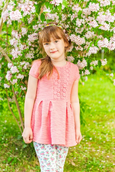 Retrato ao ar livre de uma menina bonito em um dia ensolarado agradável, vestindo vestido de coral e leggings impressos — Fotografia de Stock