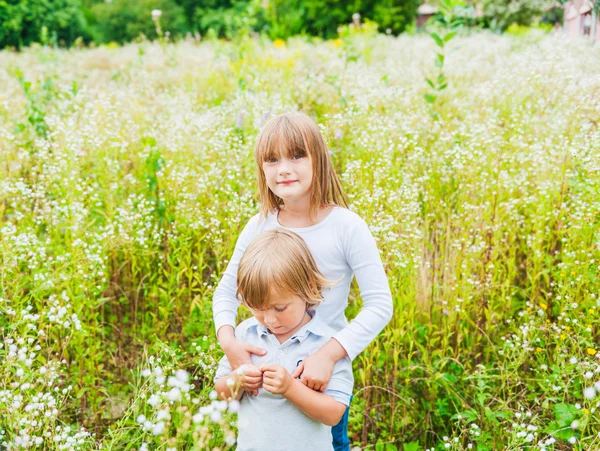 Schattige kinderen buiten spelen — Stockfoto