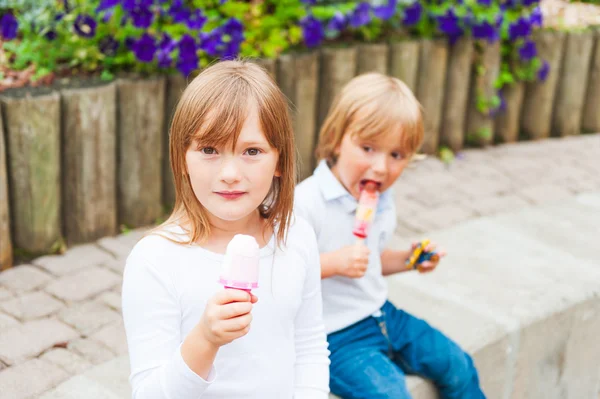 Retrato ao ar livre de crianças adoráveis comendo sorvete — Fotografia de Stock