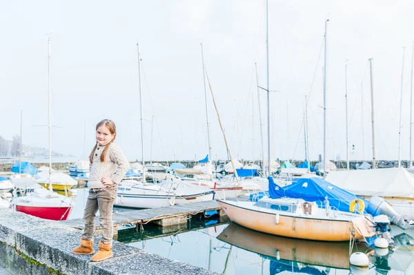 Schattig klein meisje spelen in een haven op een mooie lentedag — Stockfoto