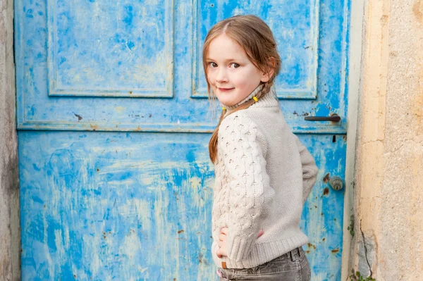 Schönes kleines Mädchen posiert im Freien — Stockfoto