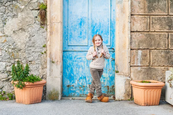 Mooi portret van een schattig klein meisje — Stockfoto