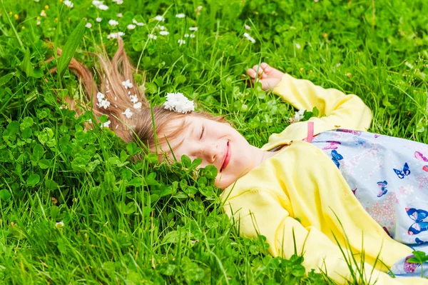 Retrato de verão de uma menina bonito em um dia ensolarado agradável — Fotografia de Stock