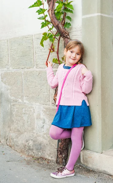 Utomhus porträtt av en söt liten flicka — Stockfoto