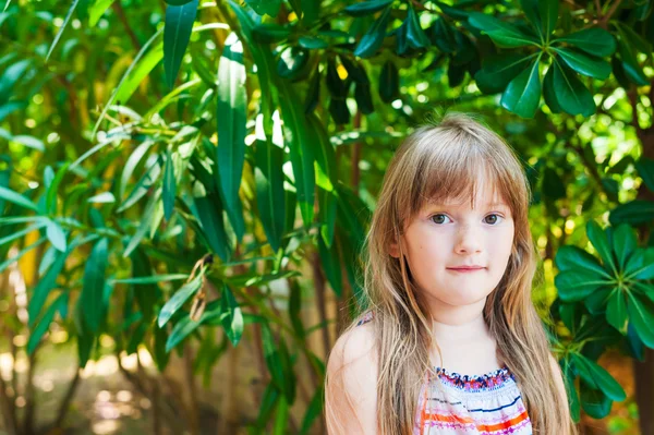 Zomer portret van schattig klein meisje — Stockfoto