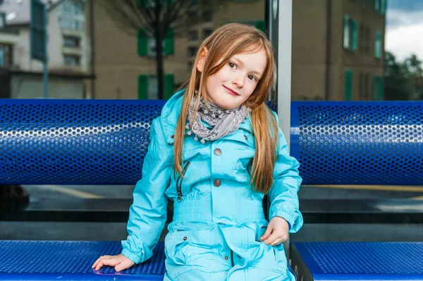 Egy kék kabát, egy gyönyörű kislány szabadtéri portréja — Stock Fotó