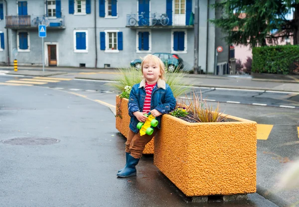 Outdoor portrait of a cute toddler boy in a city — Stock Photo, Image