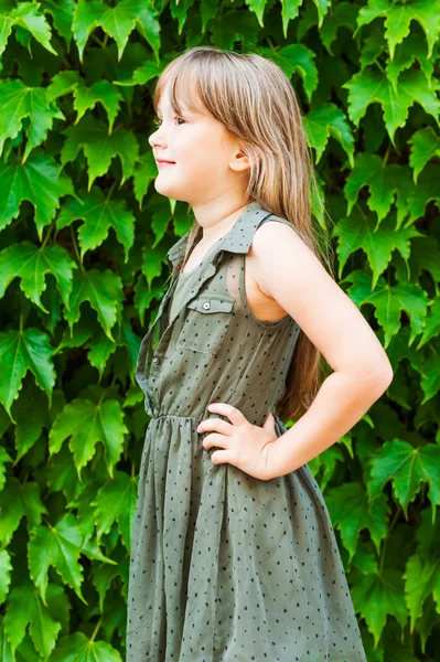 Retrato de verão de uma menina bonita contra a hera — Fotografia de Stock