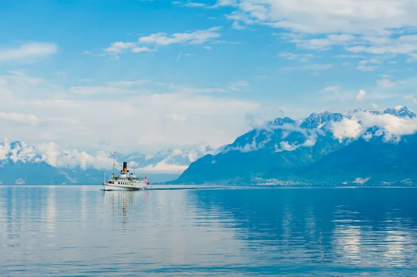 Steam båt med schweizisk flagga flyter på Genèvesjön — Stockfoto