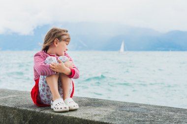 Sevimli küçük kız Gölü yanındaki dinlenme