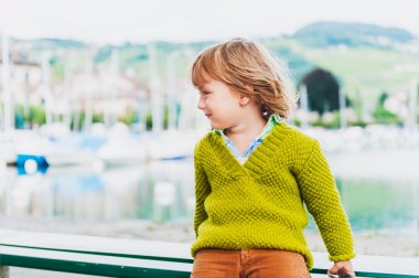 açık bir şirin yürümeye başlayan çocuk portresi