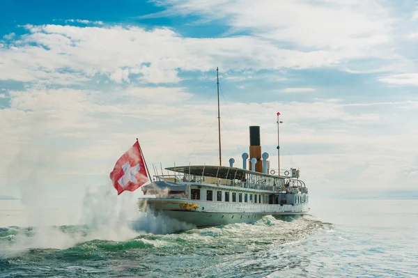 Dampfboot mit Schweizer Flagge auf dem Genfer See — Stockfoto