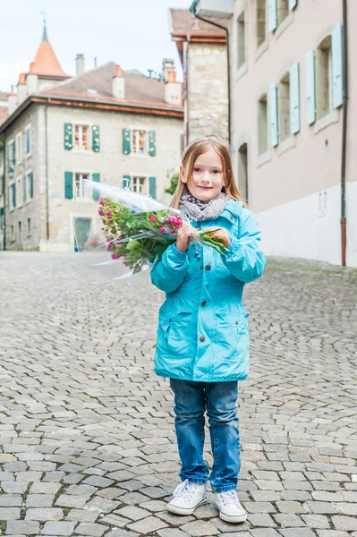 Kültéri portré egy aranyos kislány — Stock Fotó