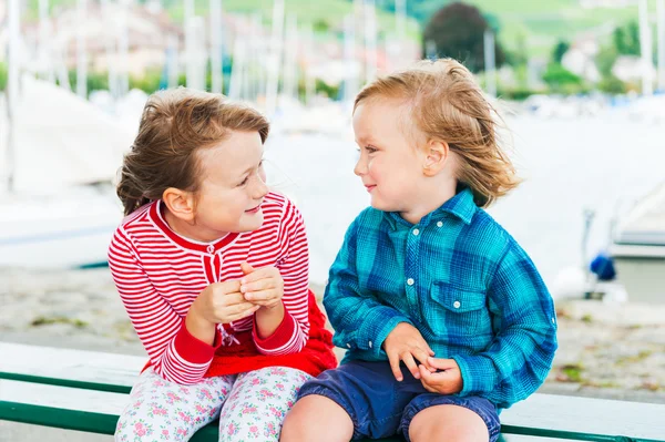 Outdoor portrait of adorable children on a very windy day — Stock Photo, Image