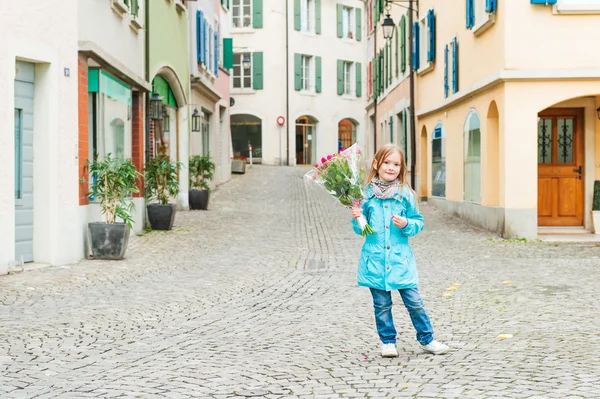 Outdoor portret van een schattig klein meisje in een stad — Stockfoto