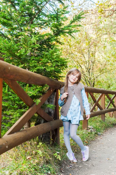 Söt liten flicka i en skog på en fin höst dag — Stockfoto