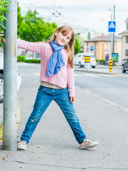 Venkovní portrét roztomilá holčička — Stock fotografie