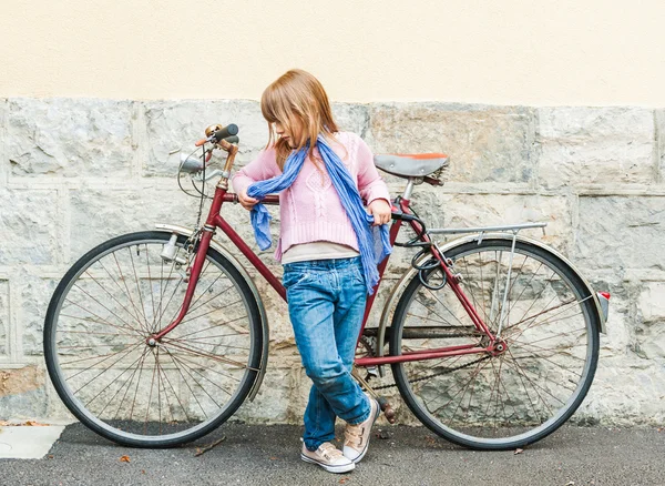 Zewnątrz portret cute dziewczynka — Zdjęcie stockowe