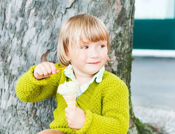 Portrait of a cute toddler boy eating pistachio ice cream outdoors — Stock Photo, Image