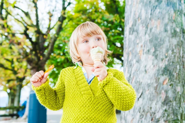 Portrait of a cute toddler boy eating pistachio ice cream outdoors — Stock Photo, Image